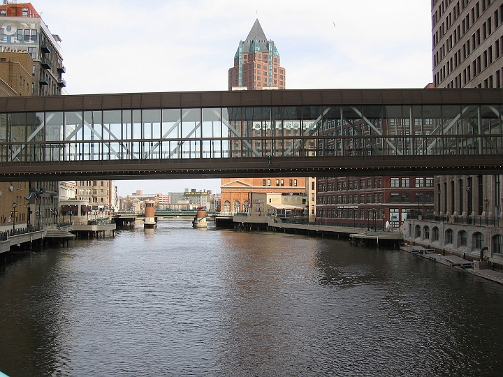 05 Milwaukee river downtown.JPG